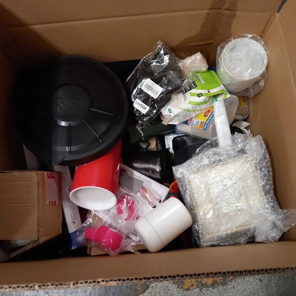 LARGE BOX OF APPROXIMATELY 20 ASSORTED HOUSEHOLD ITEMS TO INCLUDE: RADIATOR SLEEVES, DOOR MAT, ALL PURPOSE SCRAPER
