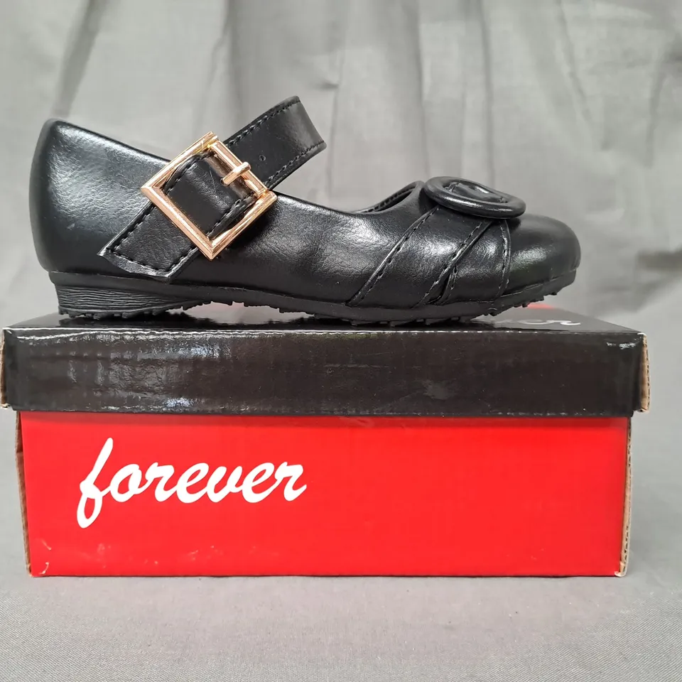 BOX OF APPROXIMATELY 10 PAIRS OF FOREVER KIDS SHOES IN BLACK IN VARIOUS SIZES