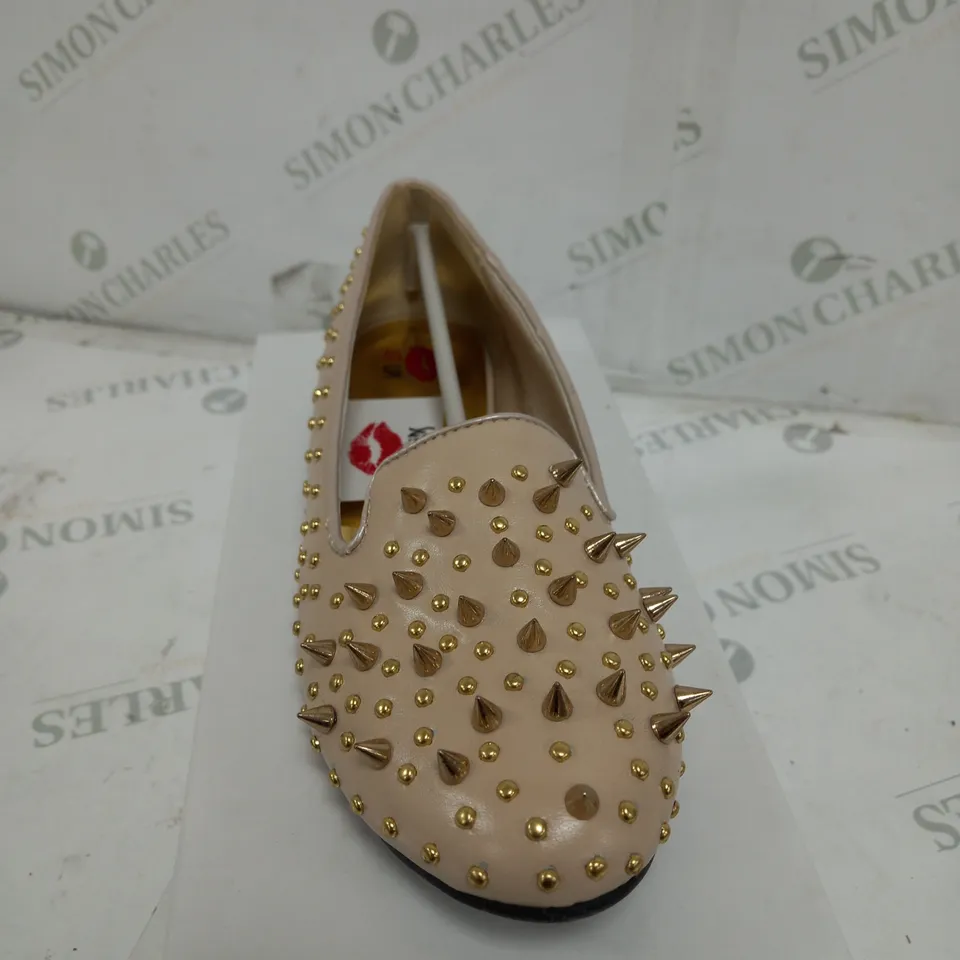 BOX OF 10 PAIRS OF HOT LIPS NUDE PINK LOW SPIKED SHOES 