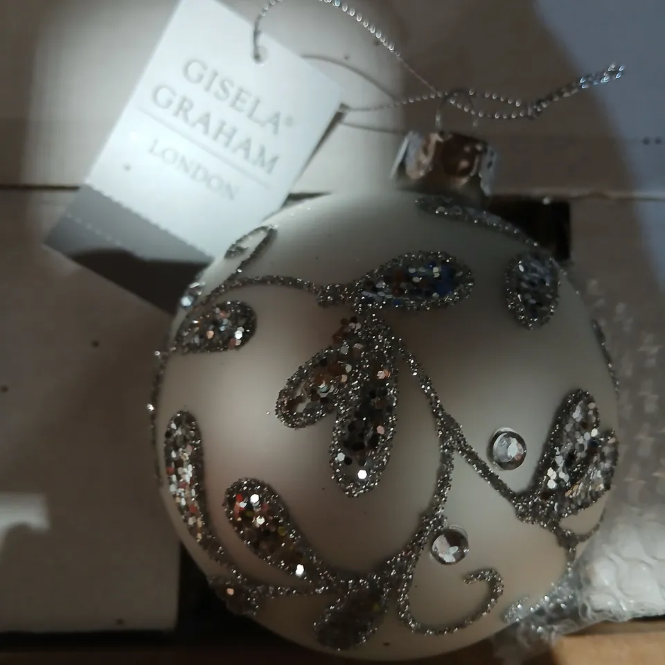 SIX BRAND NEW GISELA GRAHAM LONDON CHRISTMAS GLASS BAUBLE – WHITE WITH SILVER GLITTER SWIRL