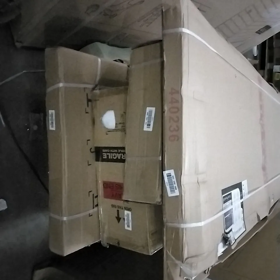 PALLET OF ASSORTED SHOWER PANELS AND DOORS