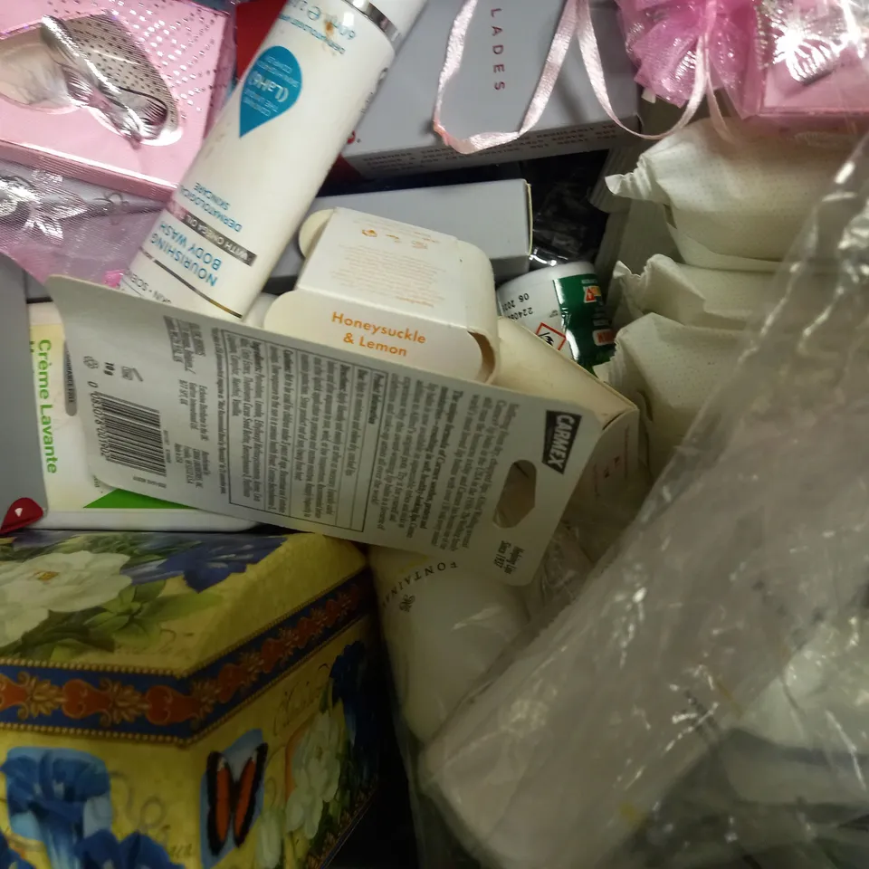 LOT OF APPROXIMATELY 20 ASSORTED HEALTH & BEAUTY ITEMS, TO INCLUDE MAYBELLINE, CERAVE, LASHES, ETC