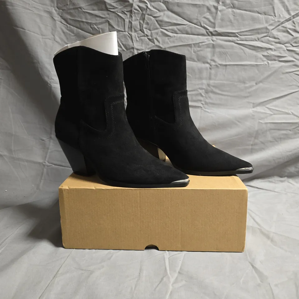 BOXED PAIR OF V BY VERY WOMENS POINTED TOE BLOCK HEEL BOOTS IN BLACK SIZE 5