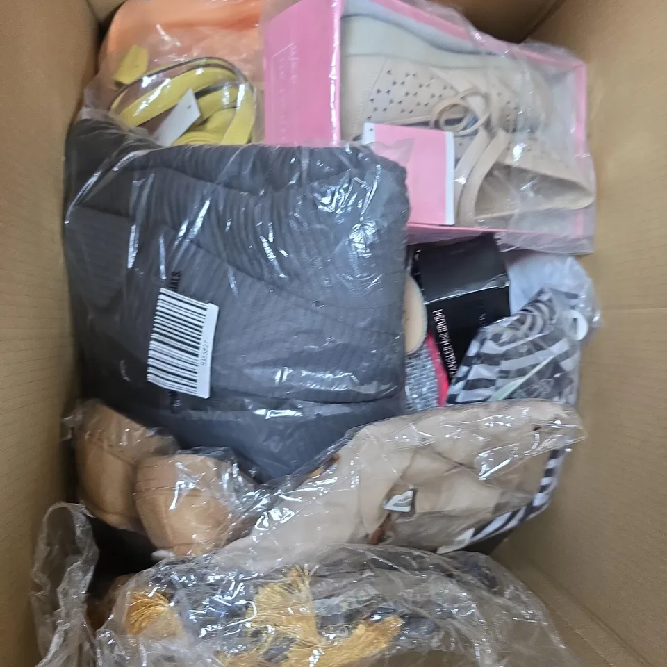 BOX OF APPROX 15 ASSORTED ITEMS TO INCLUDE A COAT, SLIPPERS, TOPS, ETC