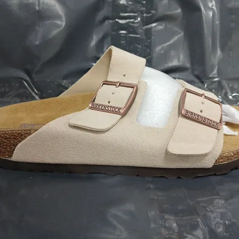 PAIR OF BIRKENSTOCK SANDALS IN BEIGE SIZE EU 39
