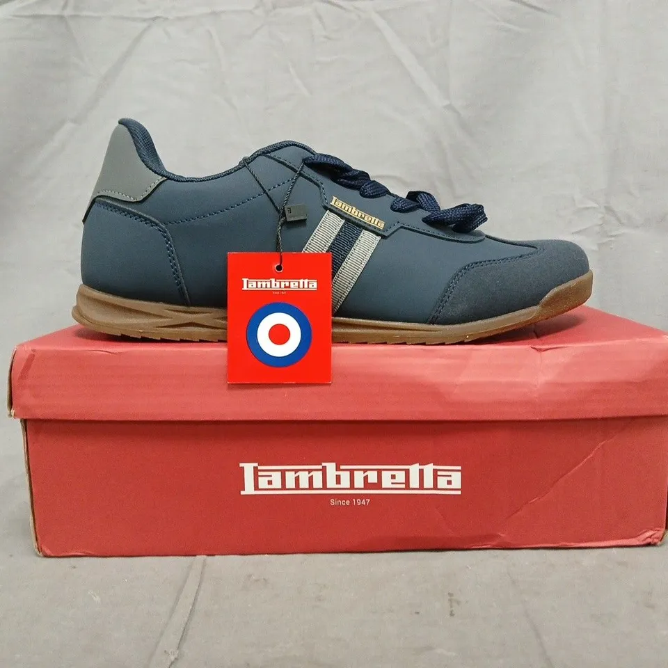 BOXED PAIR OF JAMBRELLA TACKLE SHOES IN NAVY SIZE UK 8