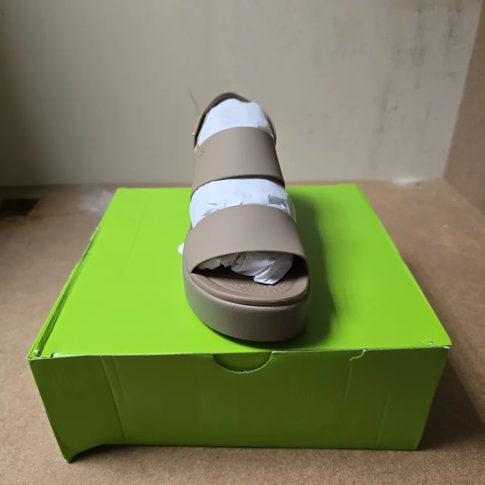 CROCS BROOKLYN LOW WEDGE SANDALS – LATTE/MUSHROOM, UK 6