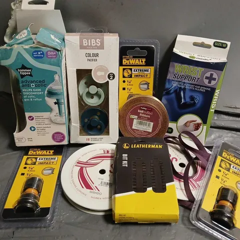 APPROXIMATELY 20 ASSORTED HOUSEHOLD ITEMS TO INCLUDE LEATHERMAN BIT KIT, TOMMEE TIPPEE BOTTLE, WRIST SUPPORT STRAP, ETC