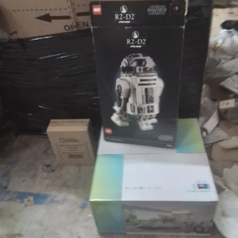 PALLET OF ASSORTED HOUSEHOLD GOODS AND PRODUCTS TO INCLUDE;LIGHT UP CRYSTAL,LEGO R2D2,CEILING LIGHT