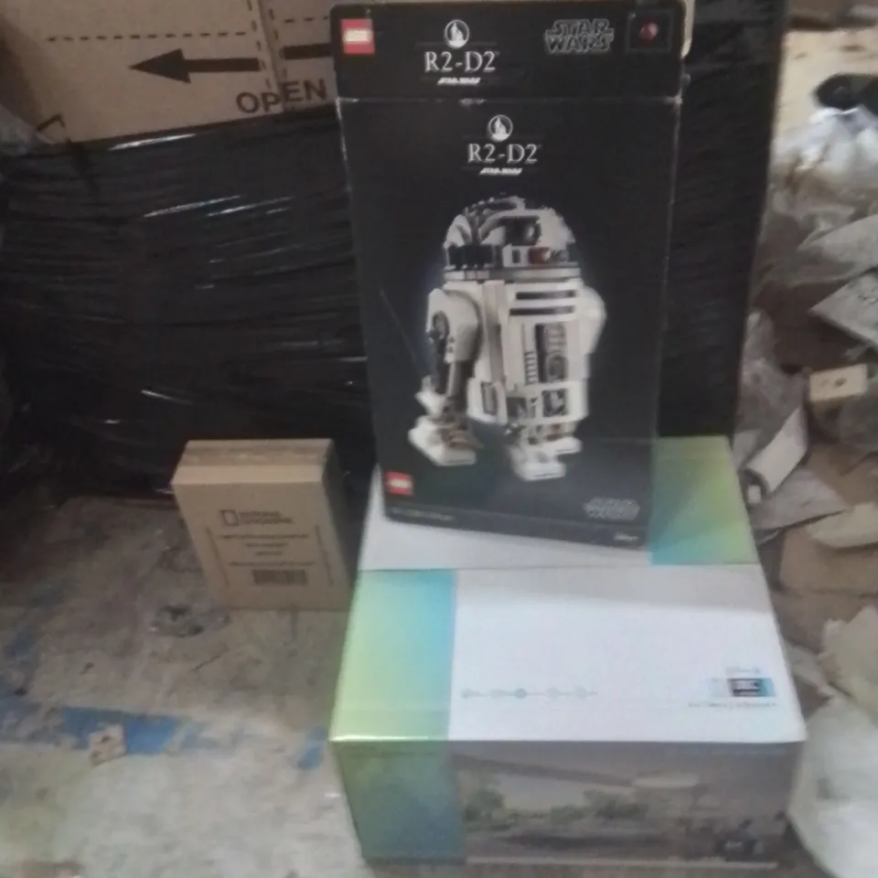 PALLET OF ASSORTED HOUSEHOLD GOODS AND PRODUCTS TO INCLUDE;LIGHT UP CRYSTAL,LEGO R2D2,CEILING LIGHT