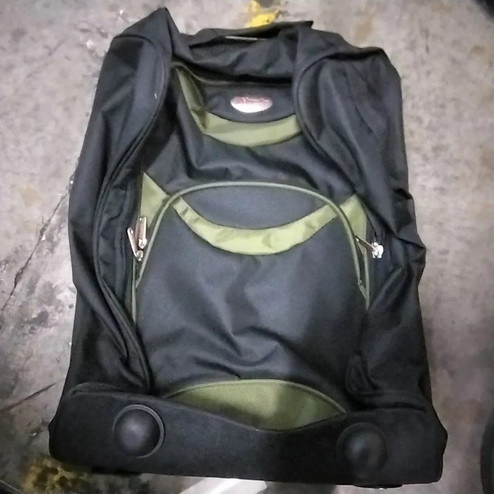 SLEEVED TRAVEL CABIN BAG BLACK AND GREEN