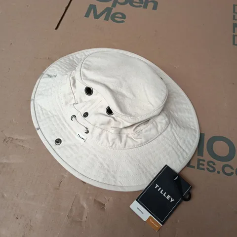 TILLEY HERIRAGE BUCKET HAT IN WHITE - 71/4