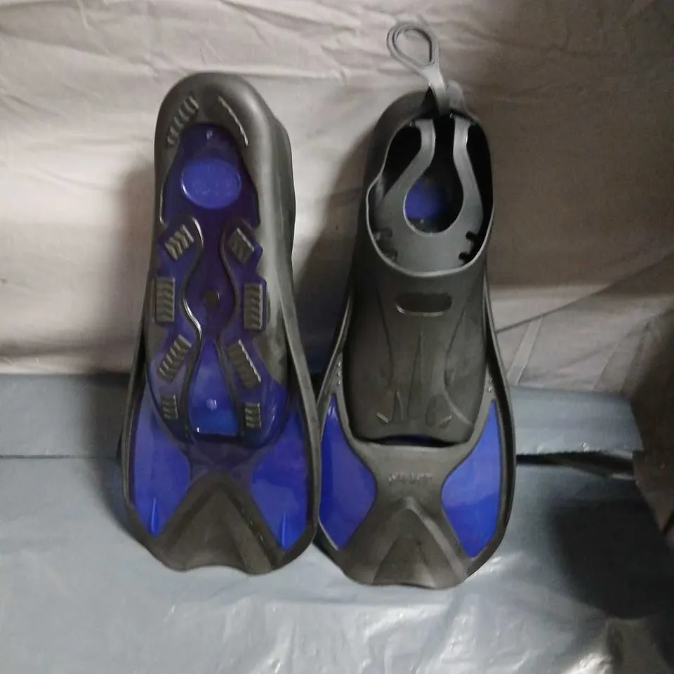 PAIR OF BLUE AND BLACK OPEN-HEEL DIVING/SWIMMING FINS SIZE EURO 42-43
