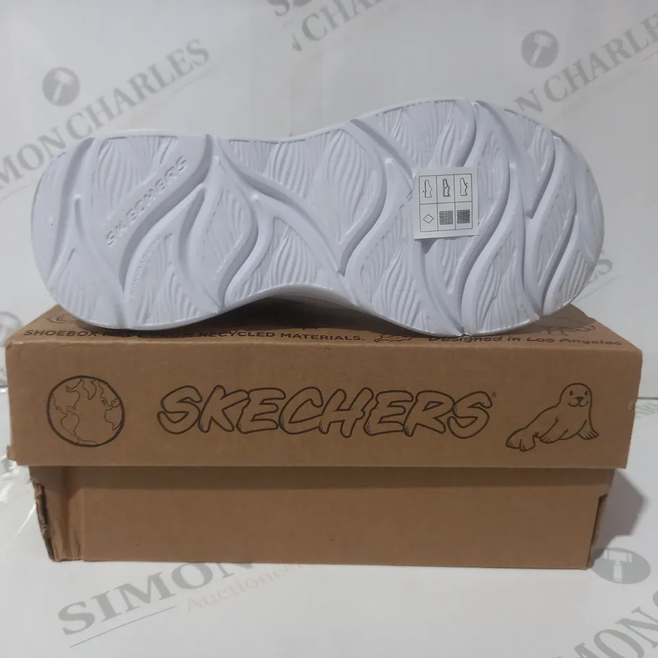 BOXED PAIR OF SKECHERS POWER JAMS KIDS SHOES IN NAVY/MULTICOLOUR UK SIZE 12