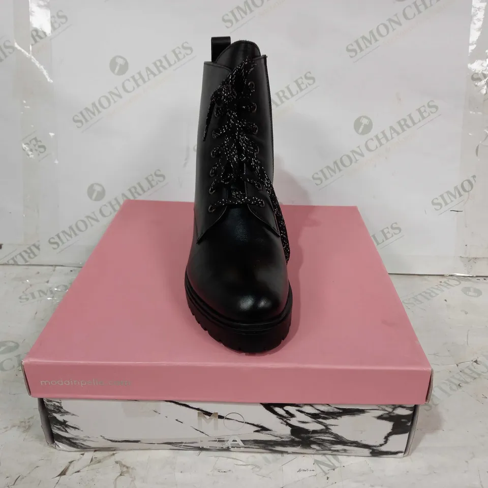 BOXED PAIR OF MODA IN PELLE CIRRA LACE UP LEATHER BOOTS IN BLACK EU SIZE 38