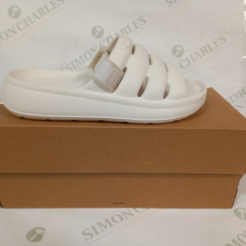 BOXED PAIR OF UGG W SPORT YEAH OPEN TOE SANDALS IN WHITE UK SIZE 6