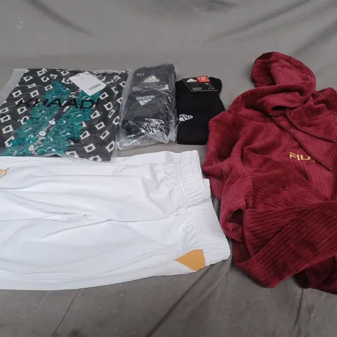 BOX OF APPROXIMATELY 20 ASSORTED CLOTHING ITEMS TO INCLUDE - HOODIE , SOCKS , SHORTS ETC