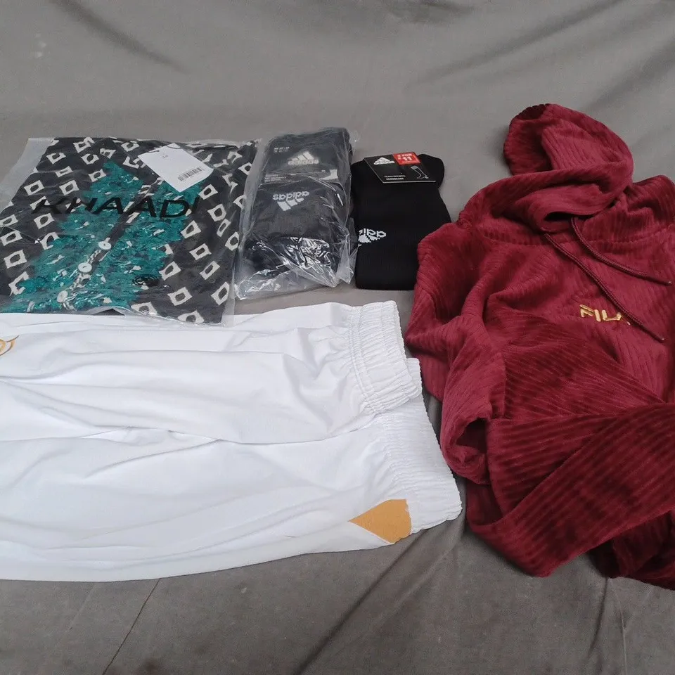 BOX OF APPROXIMATELY 20 ASSORTED CLOTHING ITEMS TO INCLUDE - HOODIE , SOCKS , SHORTS ETC