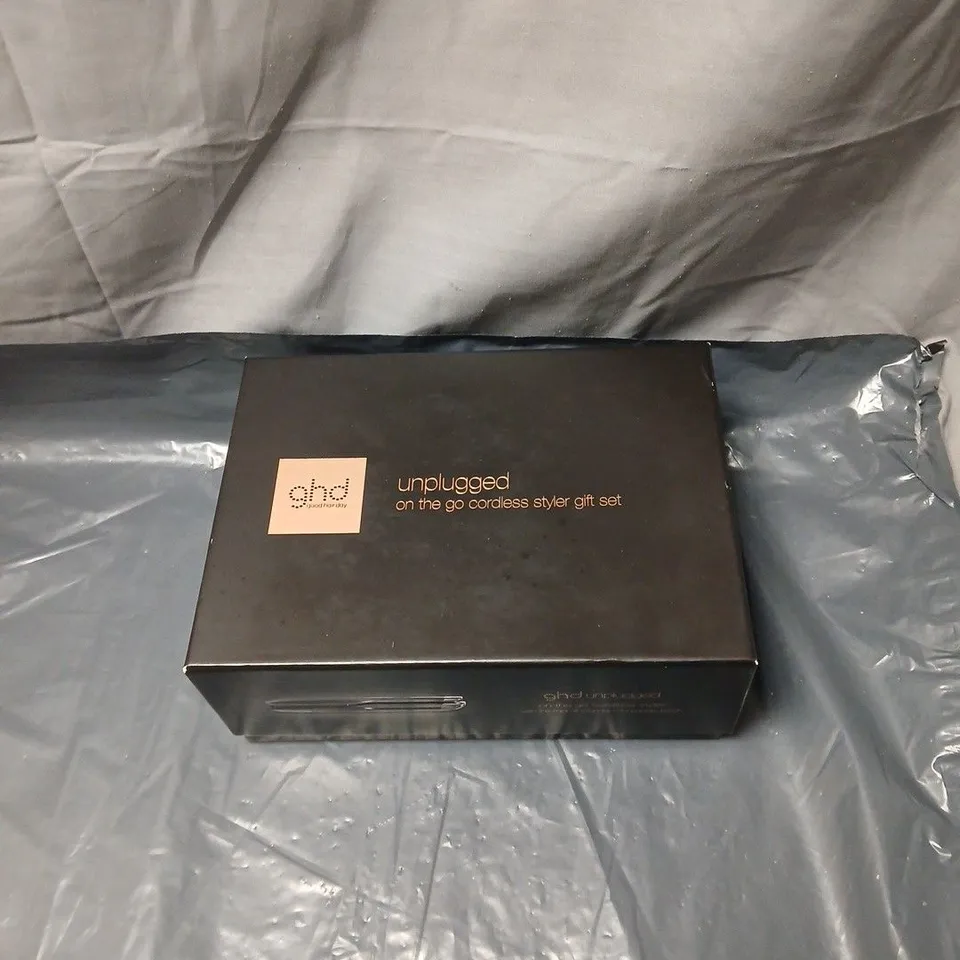 GHD UNPLUGGED ON THE GO CORDLESS STYLER GIFT SET