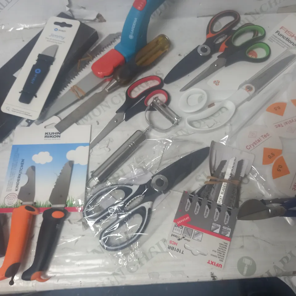 LOT OF ASSORTED TOOLS AND HOUSEHOLD ITEMS TO INCLUDE SCISSORS, KNIVES AND CHISELS