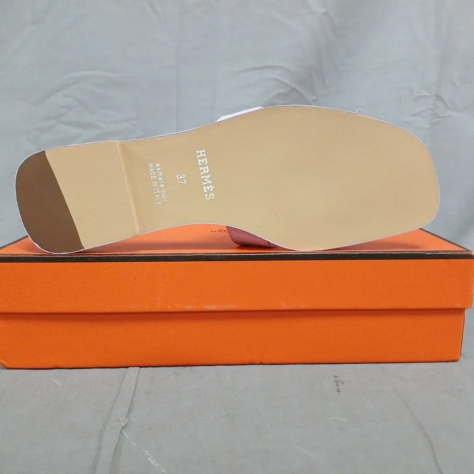 BOXED PAIR OF HERMÉS PARIS OPEN TOE SANDALS IN LILAC SIZE EU 37