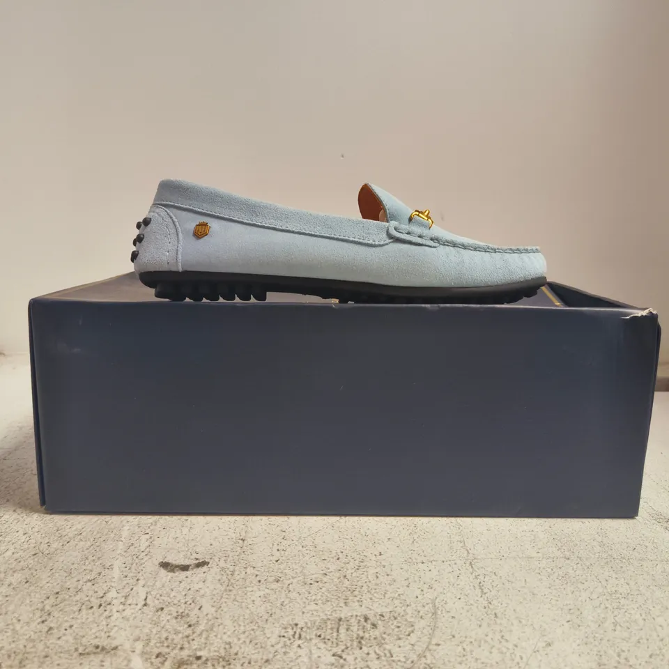 BOXED PAIR OF FAIRFAX & FAVOR LADIES TRINITY DRIVER SKY BLUE SUEDE SHOES SIZE UK 5