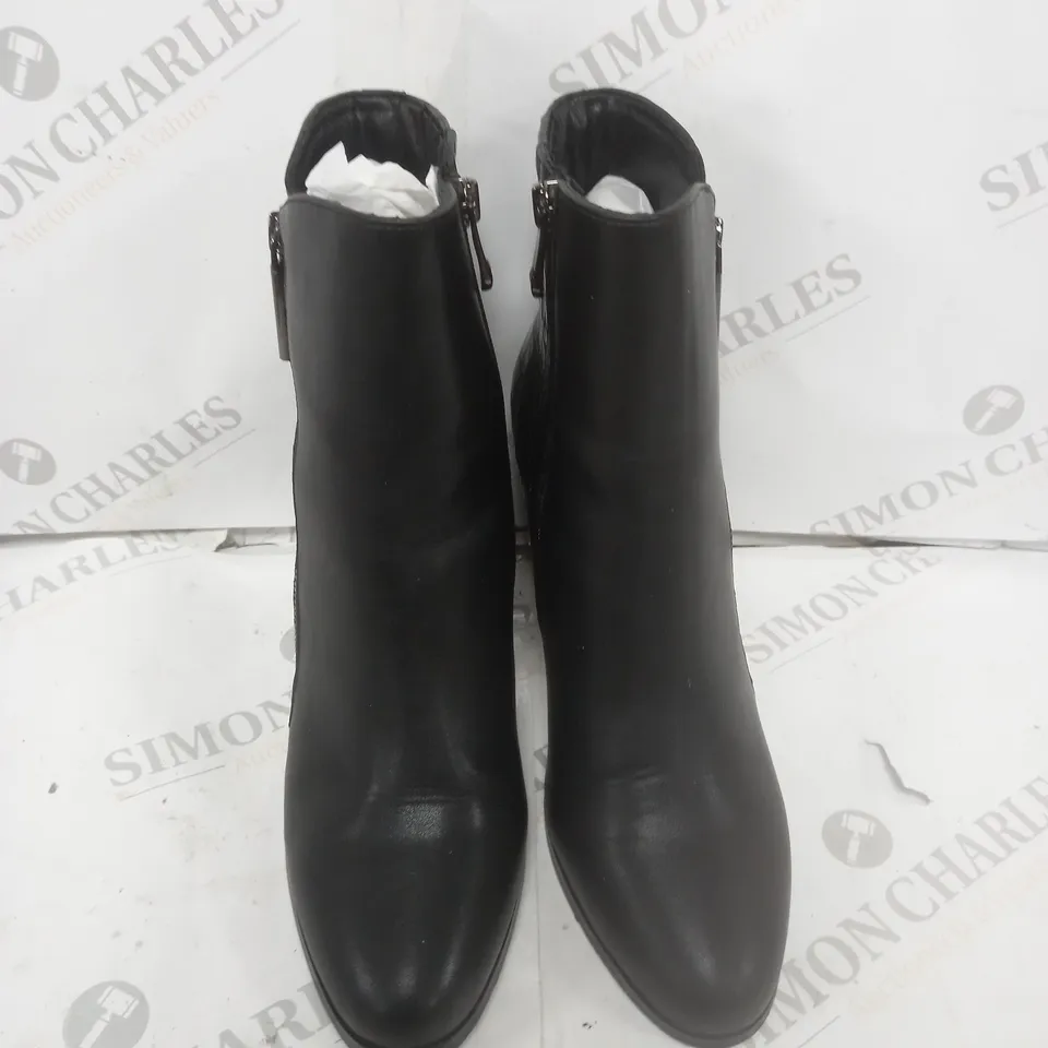 BOXED MODA IN PELLE AMY HEEL BOOT BLACK SIZE 7