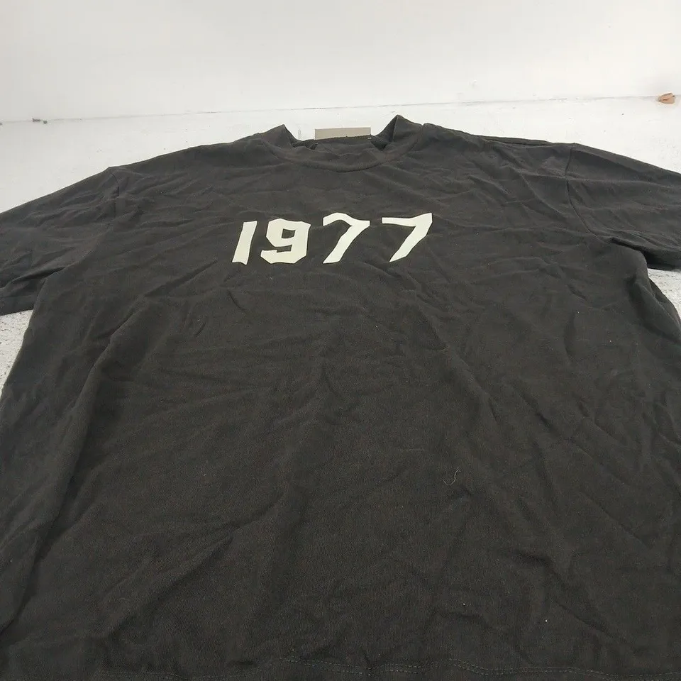 UK S ESSENTIALS BLACK T-SHIRT WITH 1977 PRINT