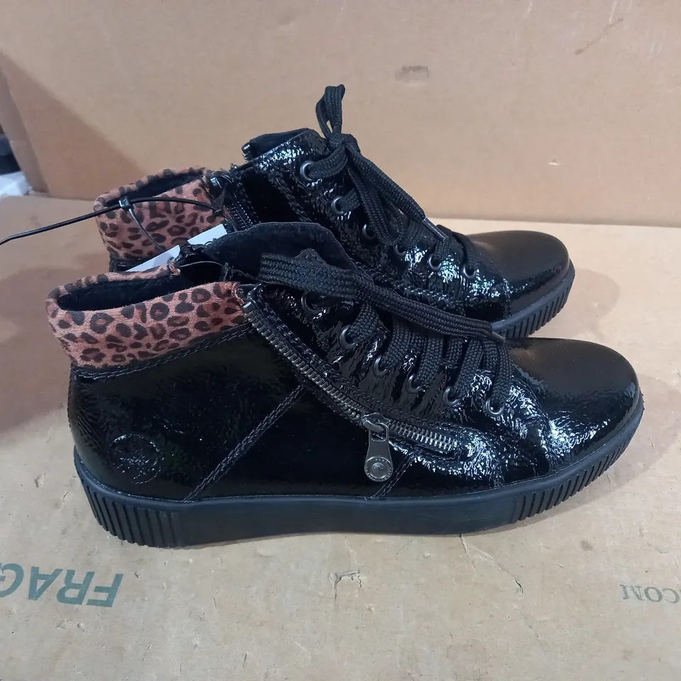 RIEKER HI TOP TRAINER CUFF SIZE 6.5