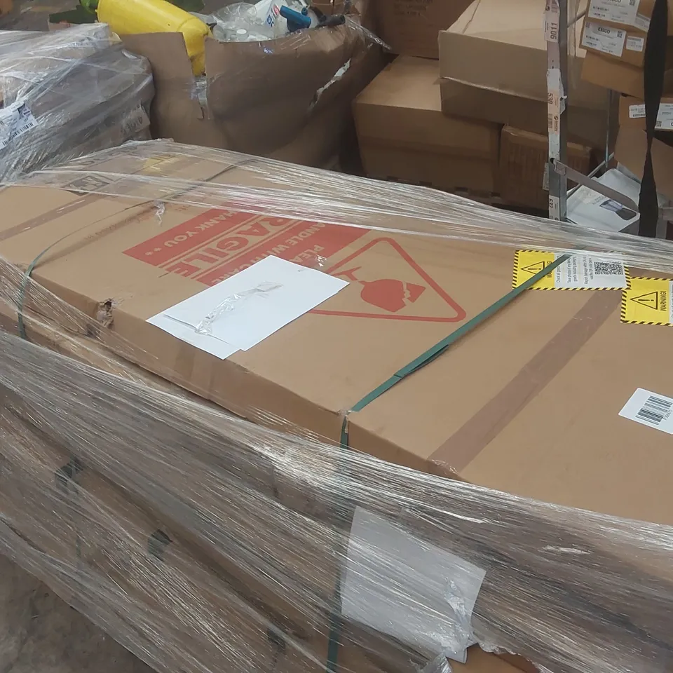 PALLET CONTAINING A VERY LARGE QUANTITY OF ASSORTED SHOWER SCREENS INCLUDING: CHROME 8MM SLIDING DOOR 1200MM, 6MM BATH SCREEN WITH TOWEL RAIL, WETROOM GLASS ECT