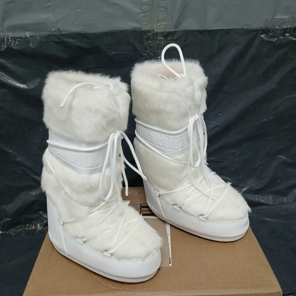 BOXED PAIR OF MOONBOOT WHITE FAUX FUR - US 3.5-6