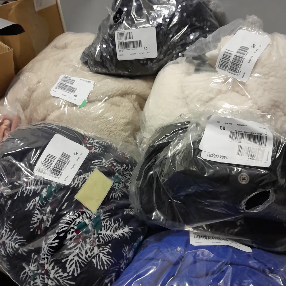 APPROXIMATELY 7 ITEMS OF ASSORTED CLOTHING IN VARYING SIZES, STYLES AND COLOURS