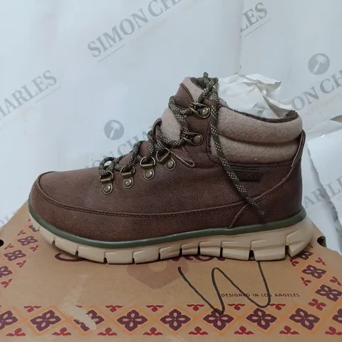 BOXED SKECHERS SYNERGY WARM TECH BOOTS, BROWN - SIZE 4