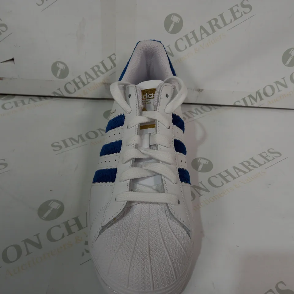 PAIR OF ADIDAS SUPERSTAR SHOES IN WHITE/BLUE UK SIZE 7.5