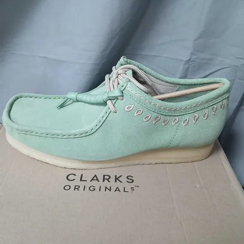CLARKS ORIGINALS WALLABEE SHOES – GREEN EMBROIDERY, UK 10