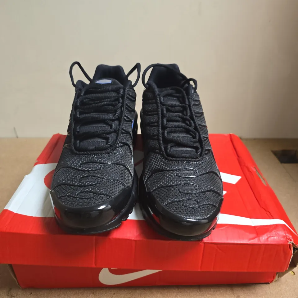 BOXED PAIR OF NIKE AIR MAX PLUS TRAINERS - BLACK, UK 9