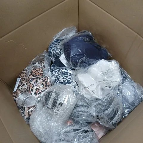 LARGE BOX OF APPROX 20 ASSORTED ITEMS TO INCLUDE CLOTHING AND SOLAR LIGHTS