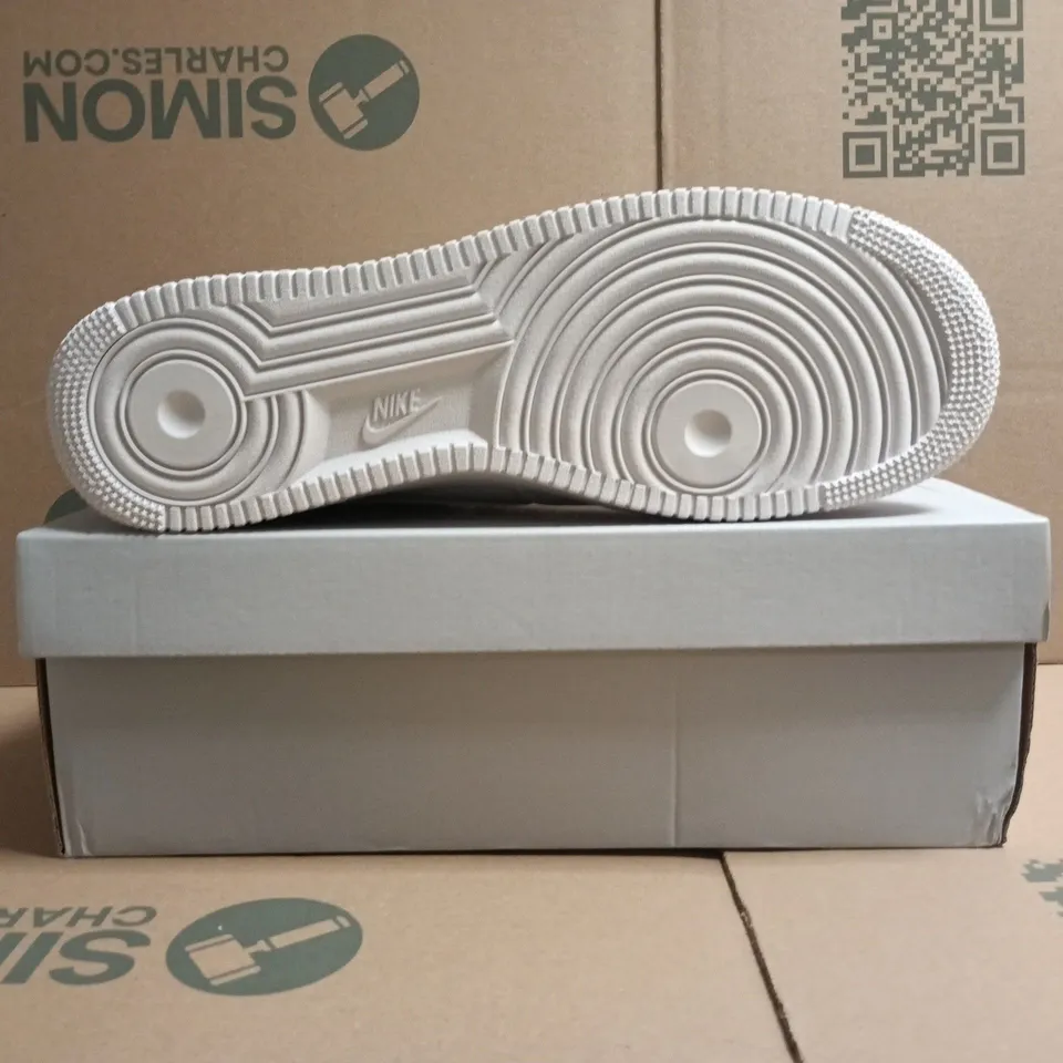 BOXED PAIR OF NIKE AIR FORCE 1 '07 TRAINERS IN WHITE SIZE UK 13