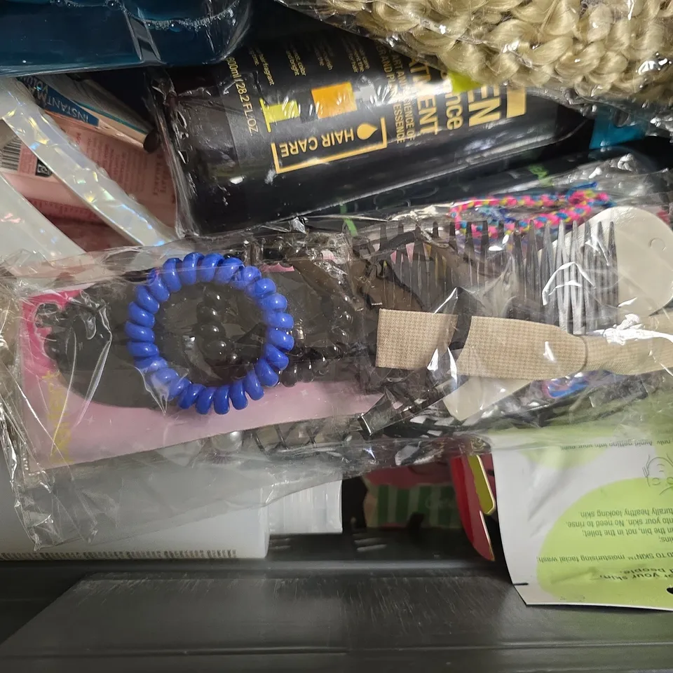 APPROXIMATELY 12 ASSORTED COSMETIC ITEMS TO INCLUDE HEAD &SHOULDERS, PACIFICA, ETC - COLLECTION ONLY