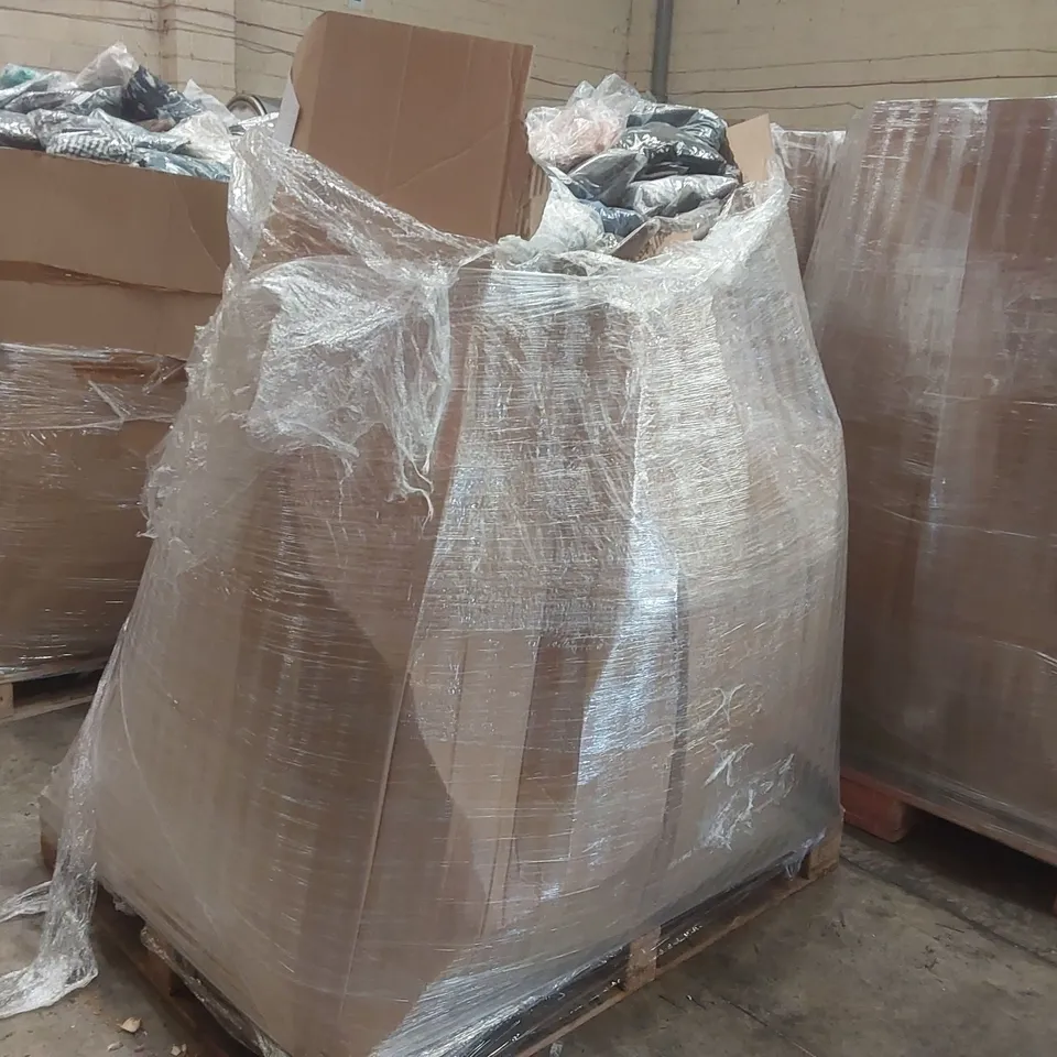 PALLET CONTAINING APPROXIMATELY 630x BRAND NEW ASSORTED DESIGNER CLOTHING ITEMS