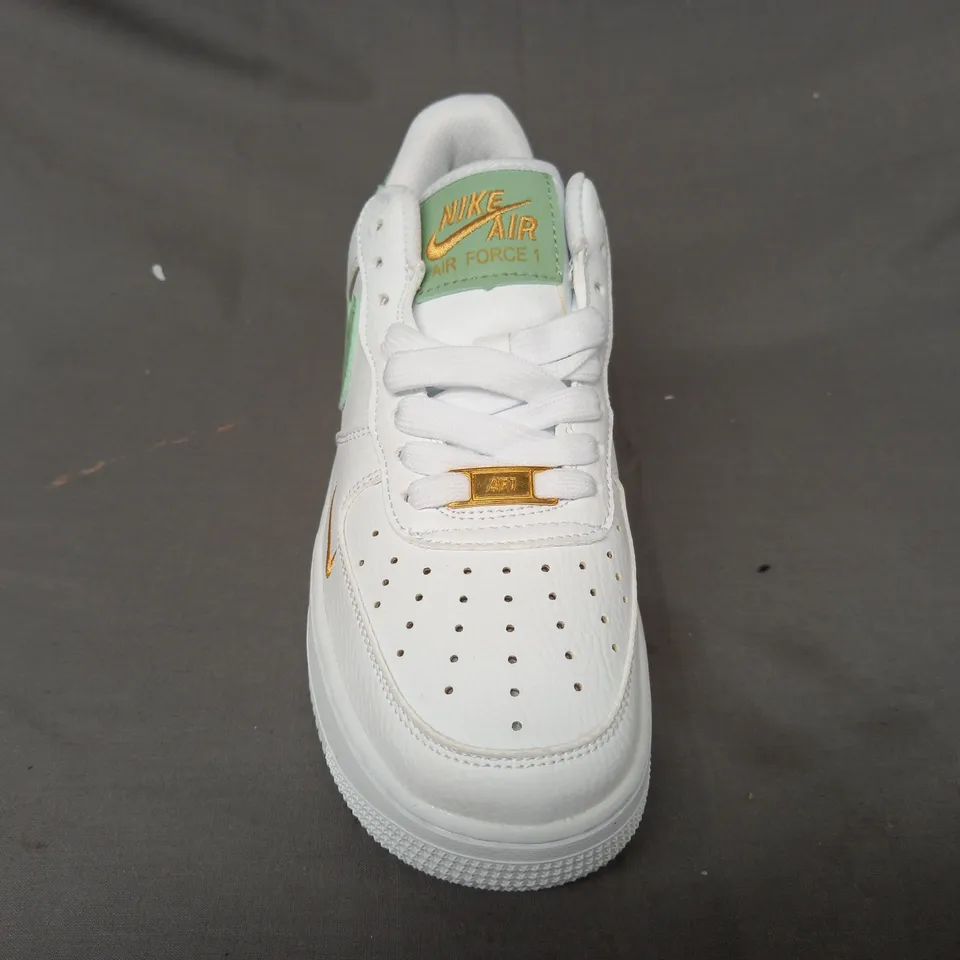 BOXED PAIR OF NIKE AIR FORCE 1 SHOES IN WHITE/GREEN/GOLD UK SIZE 7