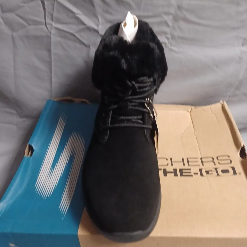 BOXED PAIR OF SKECHERS BLACK FUR-LINED ANKLE BOOTS - UK SIZE 5.5