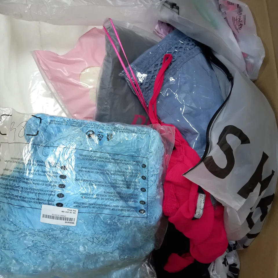 BOX OF APPROXIMATELY 25 ASSORTED CLOTHING ITEMS TO INCUDE - TROUSERS , HOODIE, BAG ETC