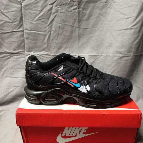 BOXED PAIR OF NIKE AIR MAX PLUS BLACK/WHITE/GREY UK 10 (US 11)