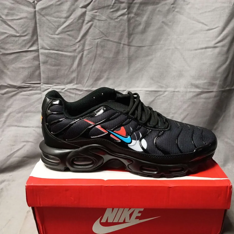 BOXED PAIR OF NIKE AIR MAX PLUS BLACK/WHITE/GREY UK 10 (US 11)