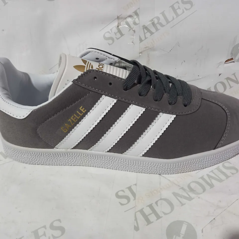 BOXED PAIR OF ADIDAS GAZELLE TRAINERS IN GREY UK SIZE 9