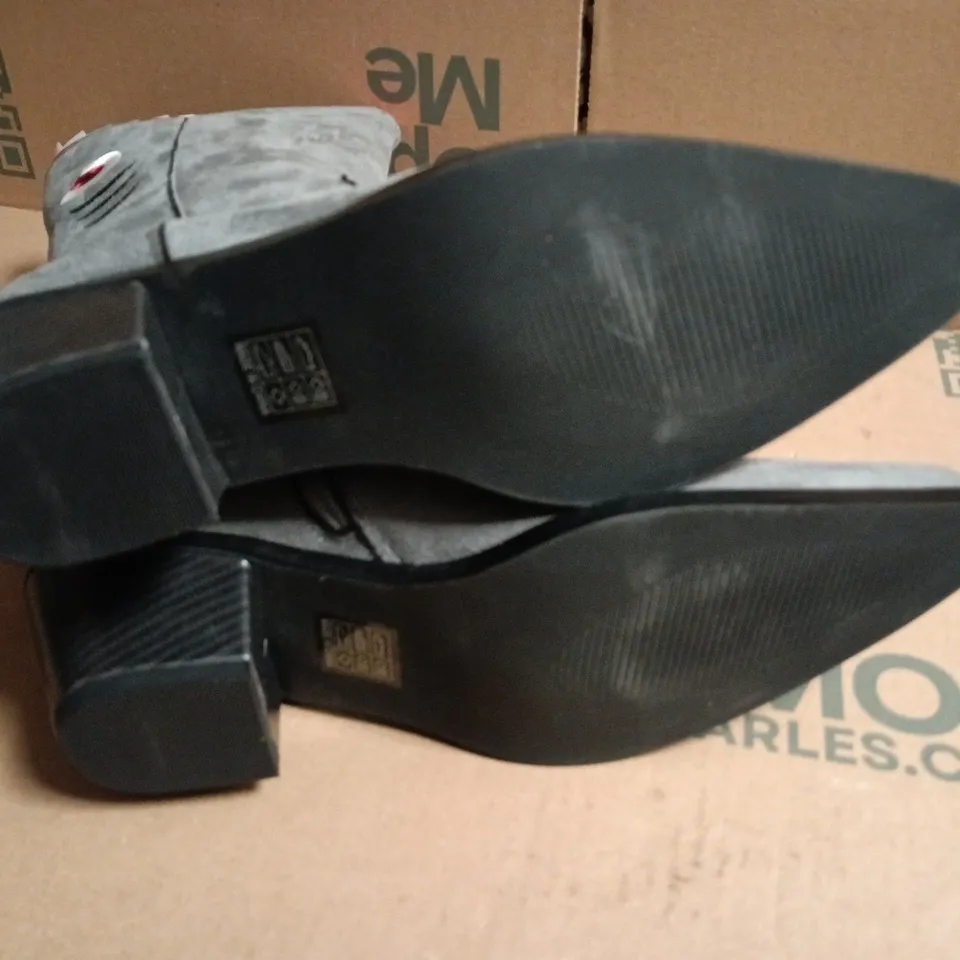 BOXED KOI SHARK DOO-DOO BOOTS IN GREY - UK 6