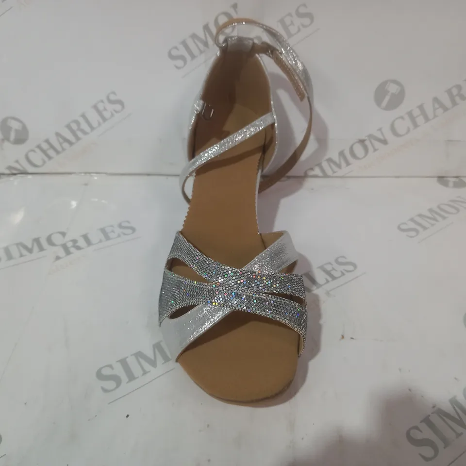 BOXED PAIR OF DESIGNER OPEN TOE LOW HEEL SANDALS IN METALLIC SILVER EU SIZE 40