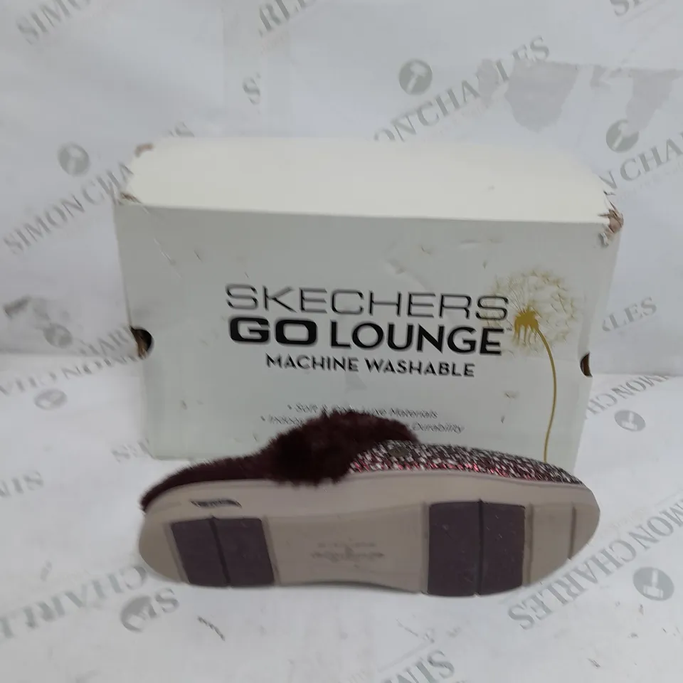 BOXED PAIR OF SKECHERS ARCH SLIPPERS BURGUNDY UK SIZE 6