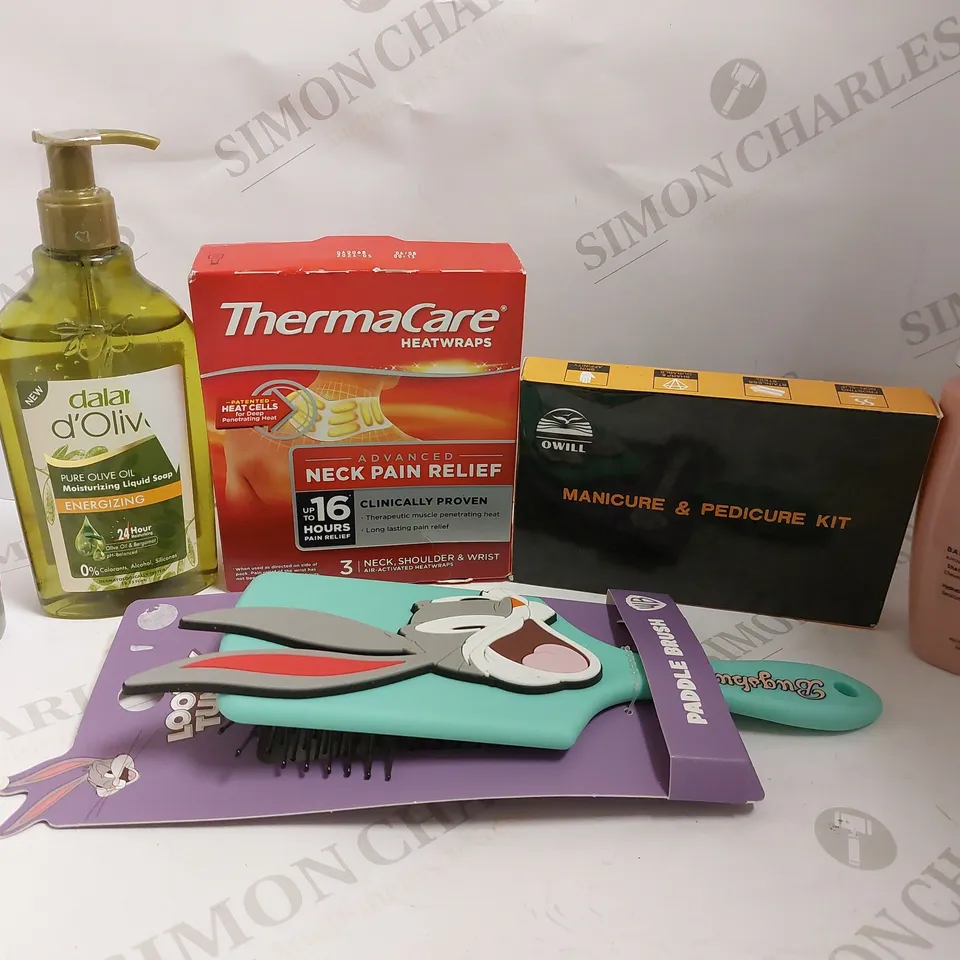 BOX OF APPROX 15 COSMETIC ITEMS TO INCLUDE KERASTASE HYDRATING PROTECTION SHAMPOO, REN OIL CLEANSER, HEAT PADS